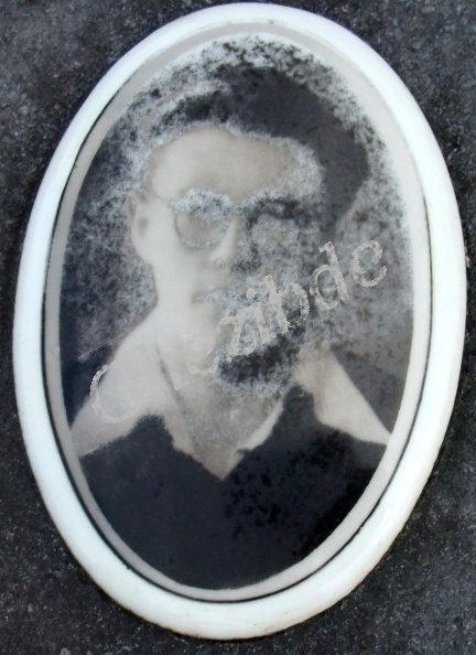PROVOST Bernard + à 19 ans à Neuengamme, plaque commémorative + celle de son cousin VANDEVIVERE Victor sur la tombe de ses oncle et tante VANDEVIVERE Joseph x PROVOST Palmyre - cimetière W.jpg